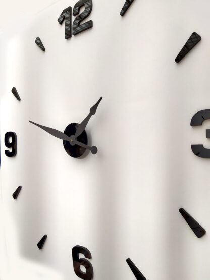 Большие 3D часы черные «Цифры и риски»